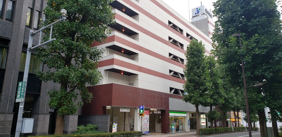 県庁の向かい側の道をすぐ左側