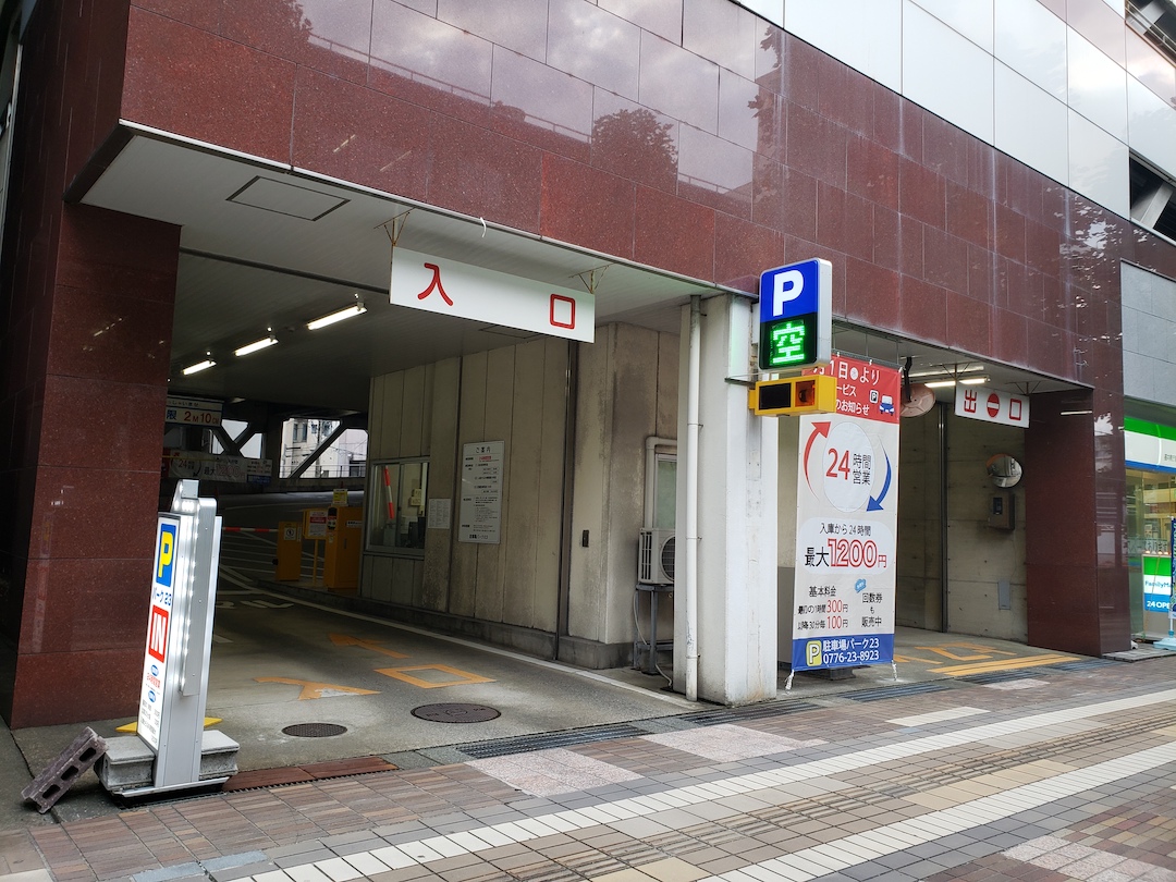 運転が苦手な人でも入り易い、広い入口！