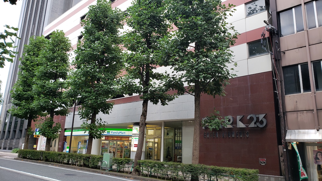 中央大通りから入って右側